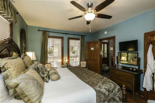 Carriage Way Bed & Breakfast