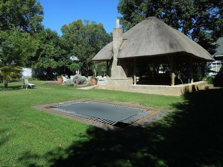 Hostal Lilac Lodge-purple House