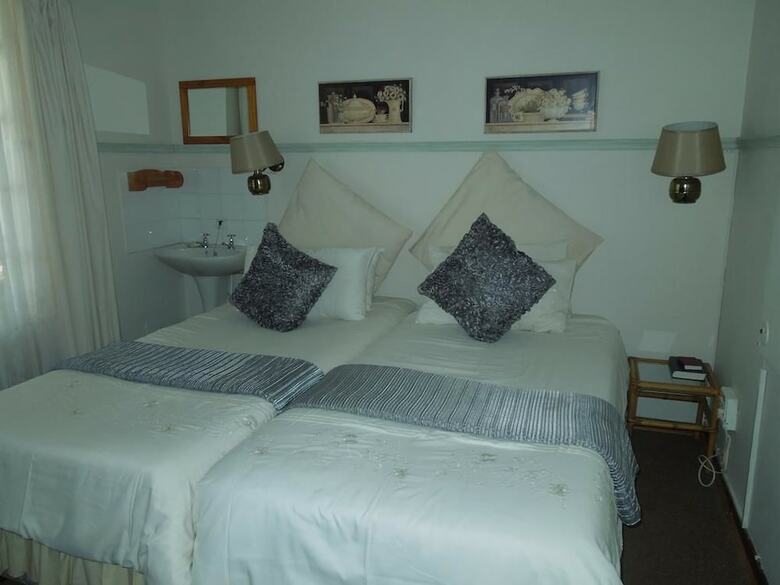 Hostal Lilac Lodge-purple House