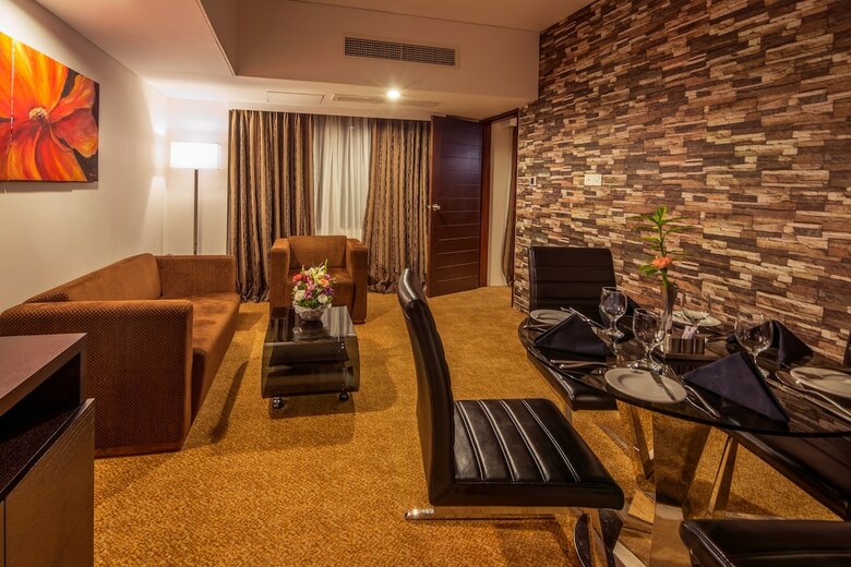 Hotel Long Beach Suites Dhaka