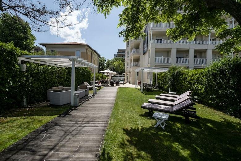 Residencia Le Rose Suite Hotel