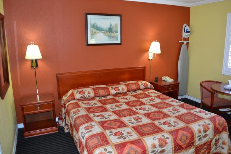 Hotel Alpha Inn And Suites