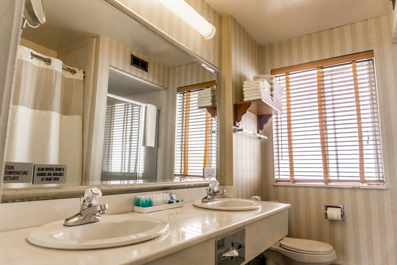 Hotel Wharf Inn