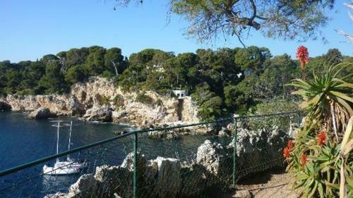 2 Bedroom Modern Apartment In Antibes With Sea View