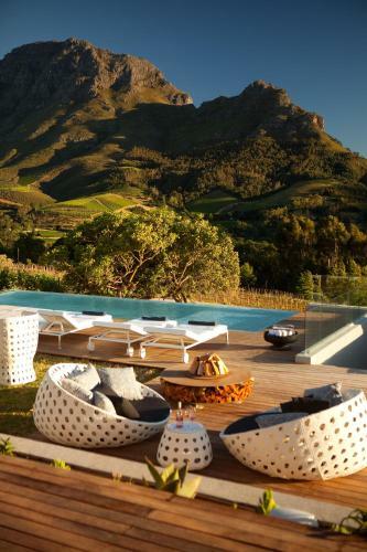 Hostal Clouds Estate