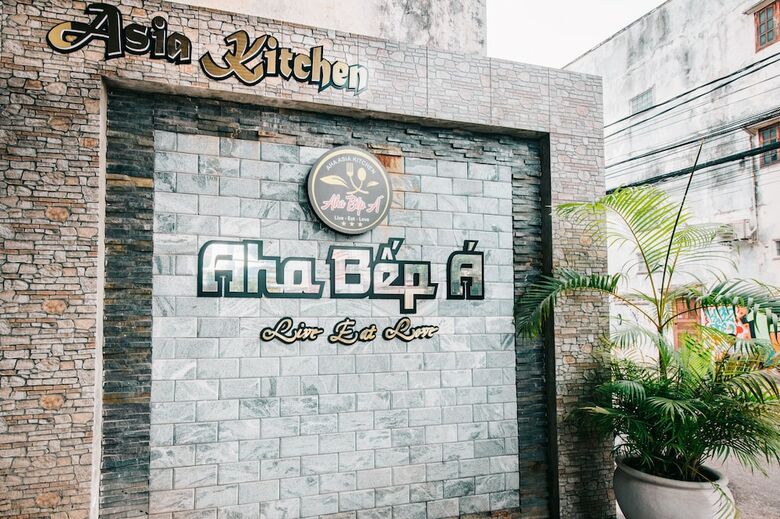 Hostal V Hotel