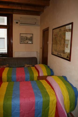 Hostal Jll Room