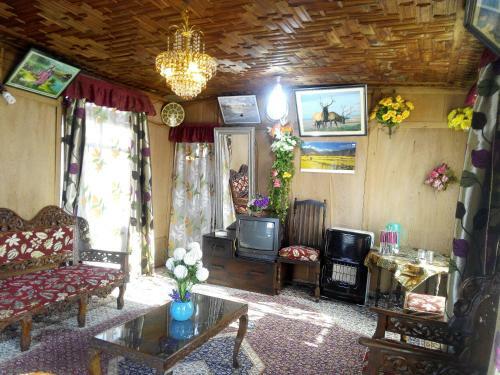 New Retreet Houseboat