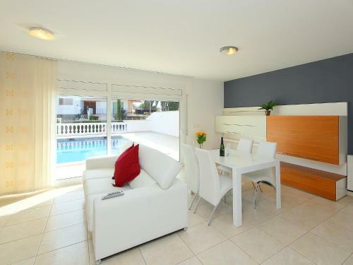 Three-bedroom Villa Empuriabrava Girona 1