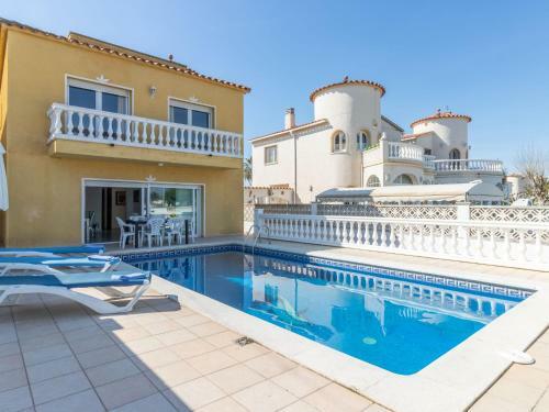 Three-bedroom Villa Empuriabrava Girona 1
