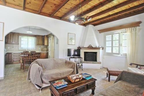Villa Vari Estate