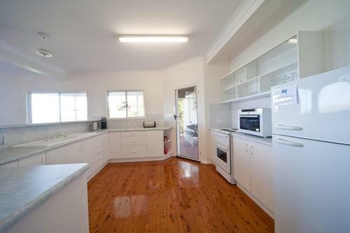 Passage Avenue - Shute Harbour
