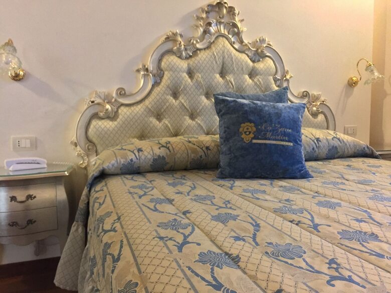 Hotel C� Zane Martin