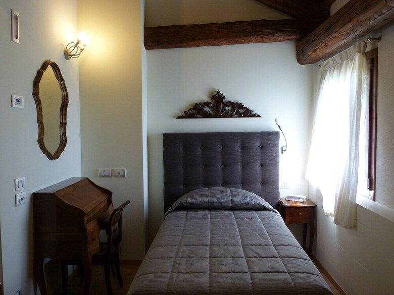 Hotel C� Zane Martin