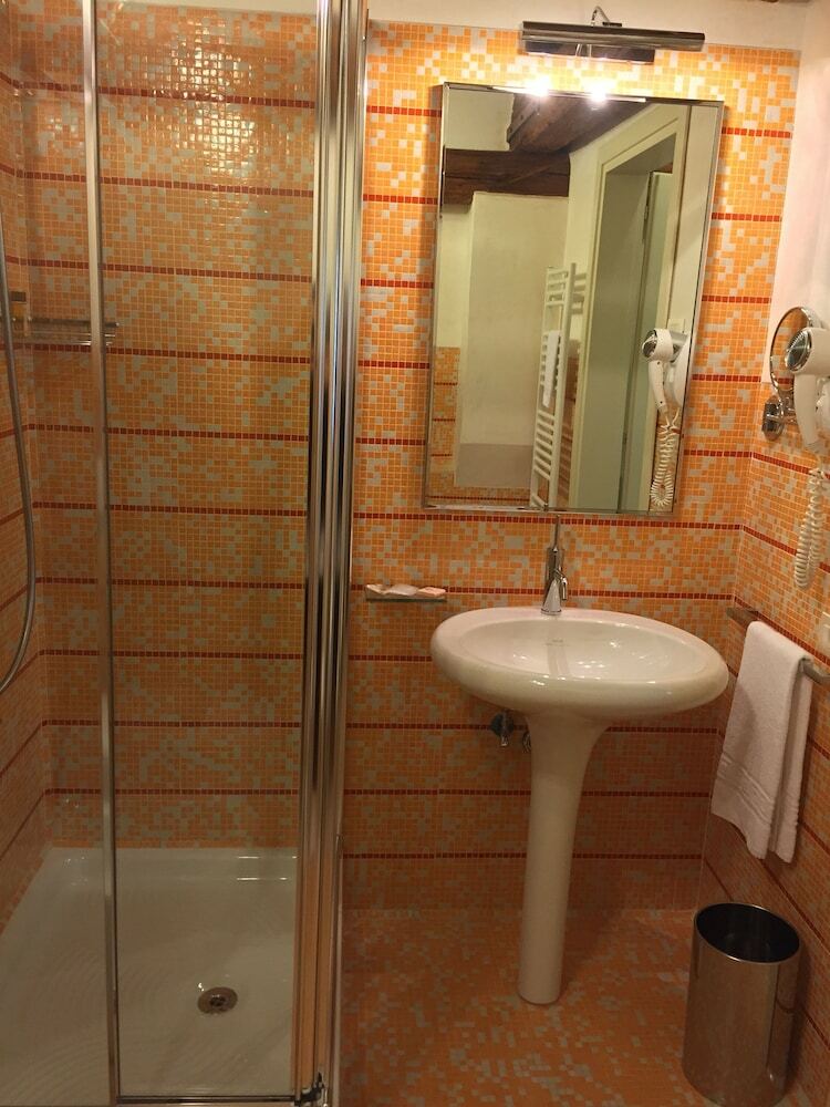 Hotel C� Zane Martin