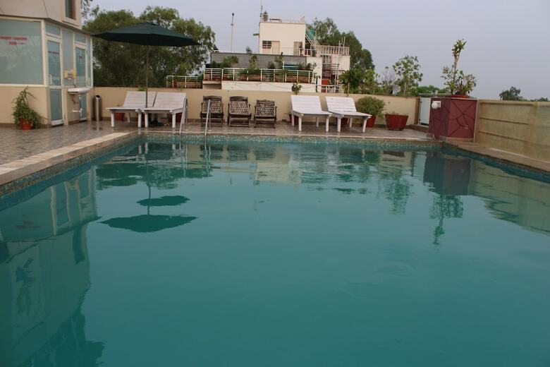 Hotel Atulyaa Taj