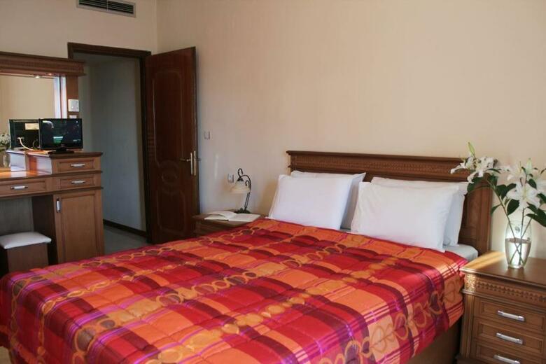 Hotel Famissi