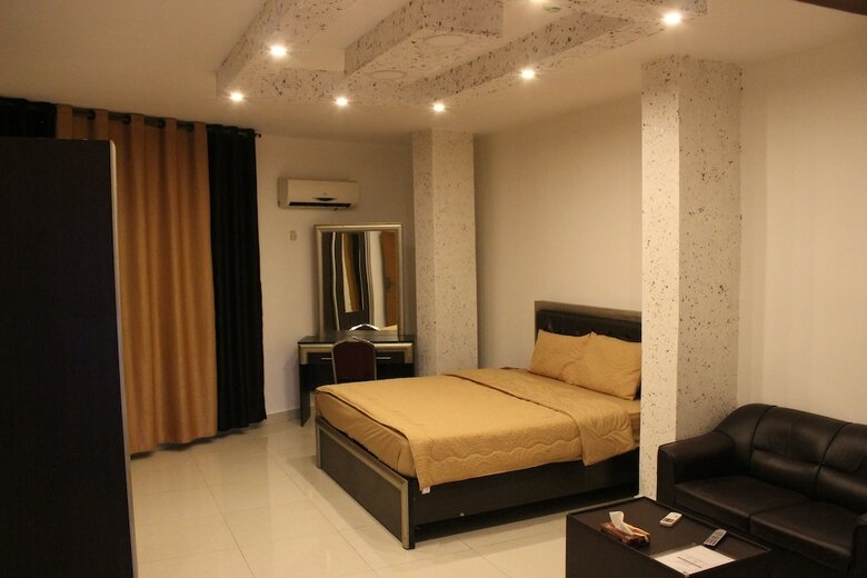 Sara Crown Hotel