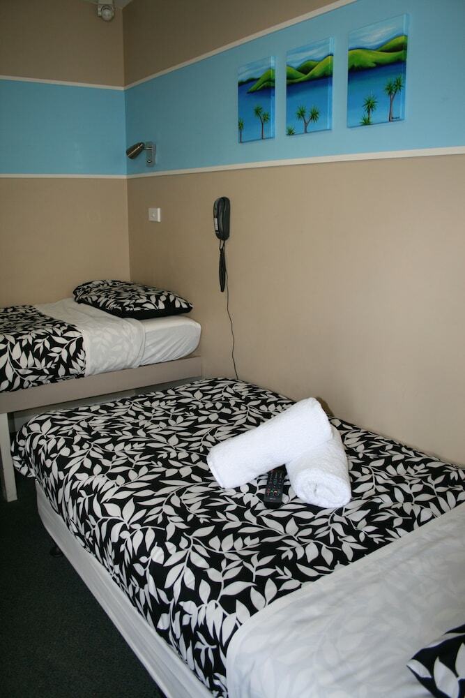 Astray Motel & Backpackers