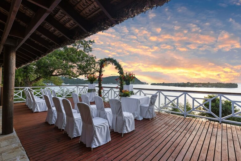 Hotel Iririki Island Resort