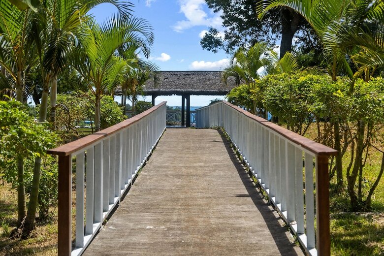 Hotel Iririki Island Resort