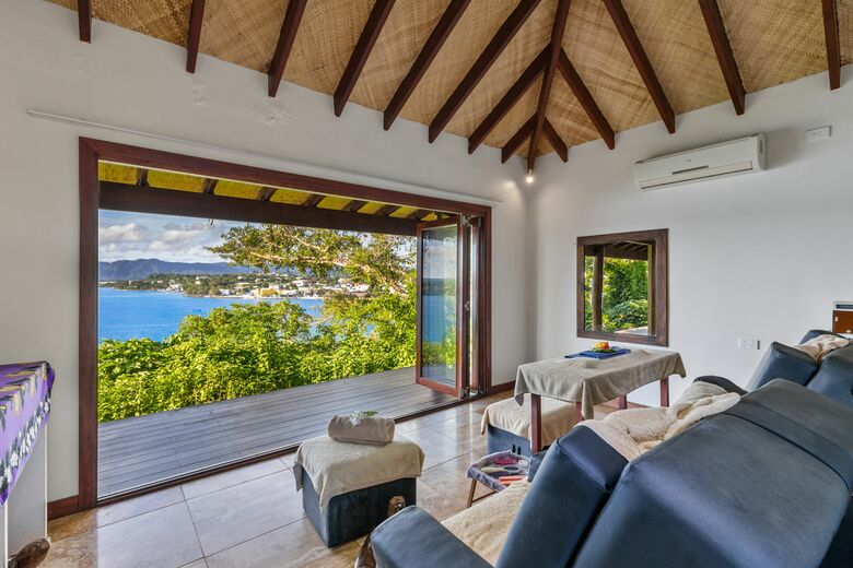 Hotel Iririki Island Resort