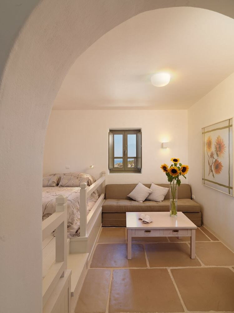 Hotel Themonies Luxury Suites