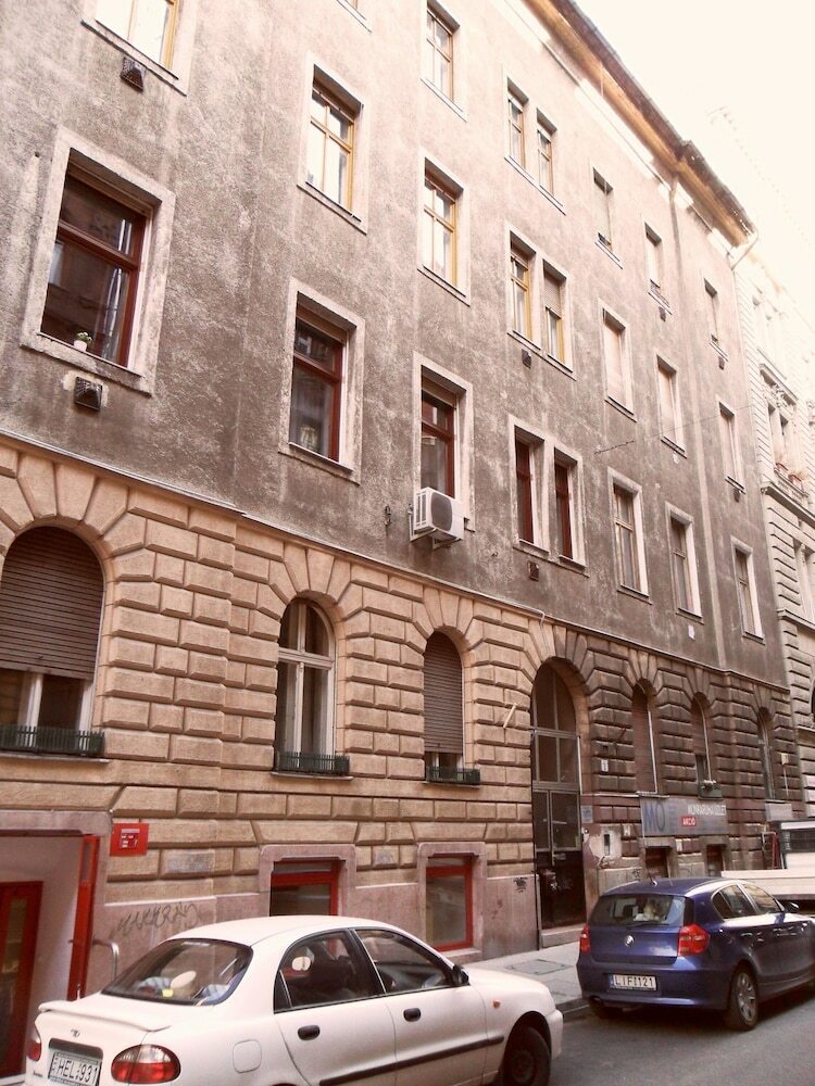 Kadar Apartments