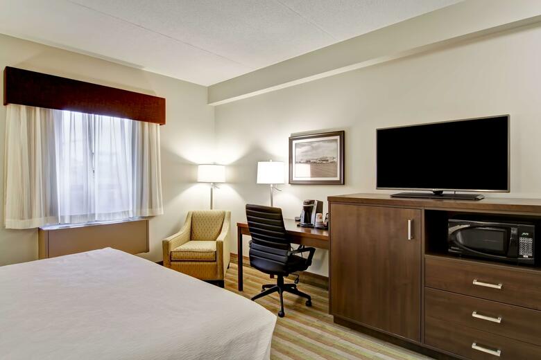 Hotel London Airport Inn & Suites