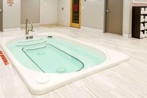 Hotel Ramada By Wyndham Moose Jaw