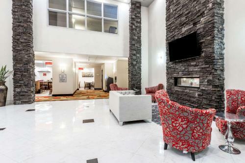 Hotel Ramada By Wyndham Moose Jaw