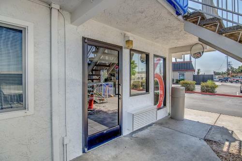 Motel 6 Stockton - Charter Way West