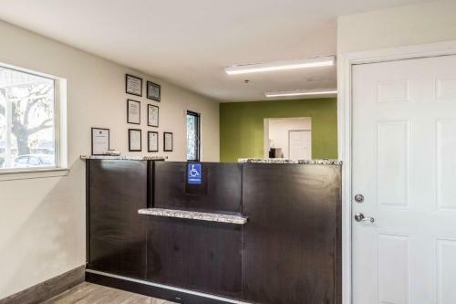 Motel Savannah Suites Savannah