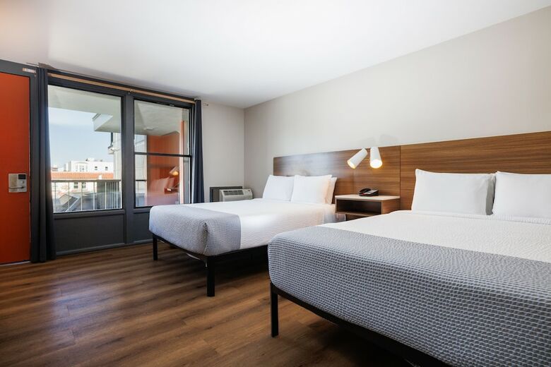 La Luna Inn, A C-two Hotel