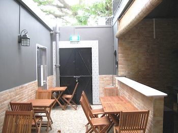 Moni Gallery Hostel