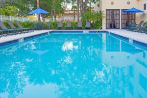 Holiday Inn Express Hotel & Suites