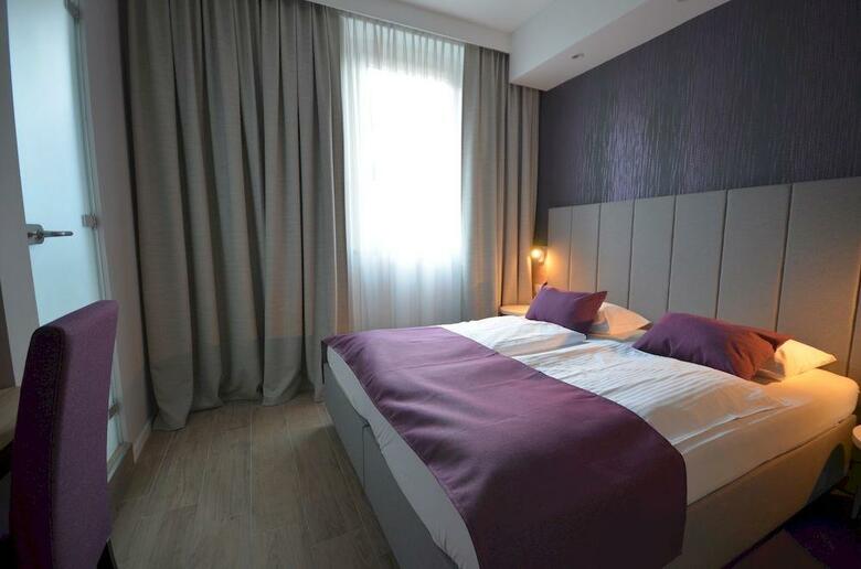 Emonec Hotel