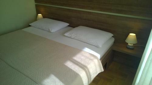 Hostal Rooms & Apartments Blue Beach