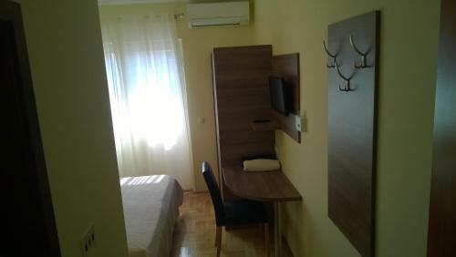 Hostal Rooms & Apartments Blue Beach