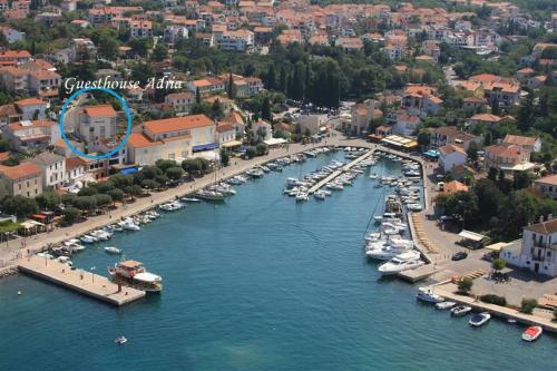 Hostal Guesthouse Villa Adria