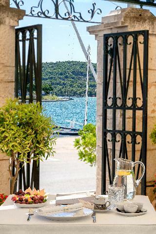Apartments Tisno