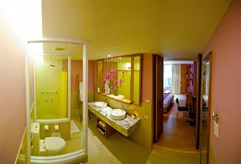 Iyara Beach Hotel & Plaza