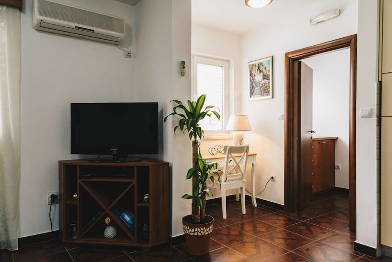 El Mar Apartments