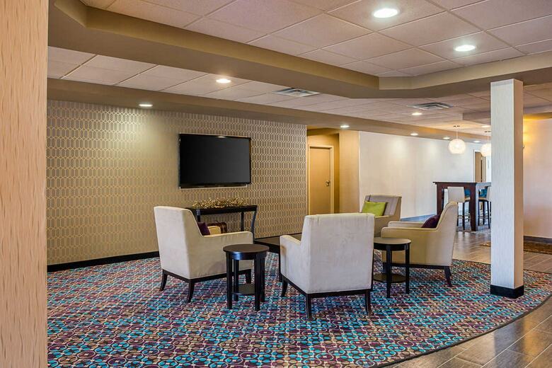 Hotel Comfort Suites University
