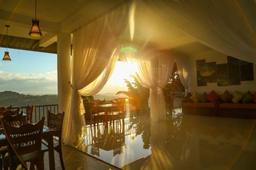 Hills Edge Hotel