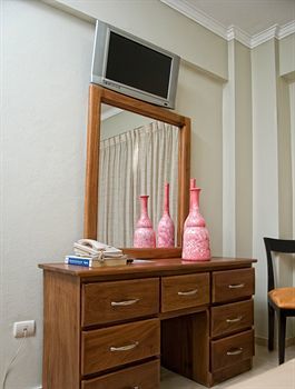 Hotel Century Plaza (.)