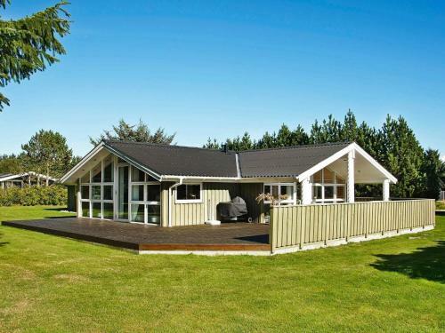 Three-bedroom Holiday Home In L�kken 62