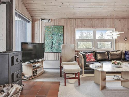 Three-bedroom Holiday Home In L�kken 11
