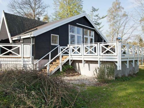Three-bedroom Holiday Home In Tik�b