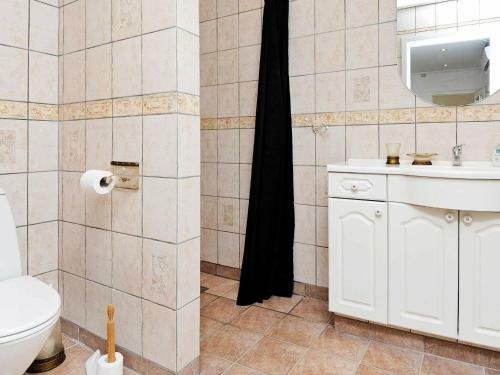 Five-bedroom Holiday Home In Juelsminde 3